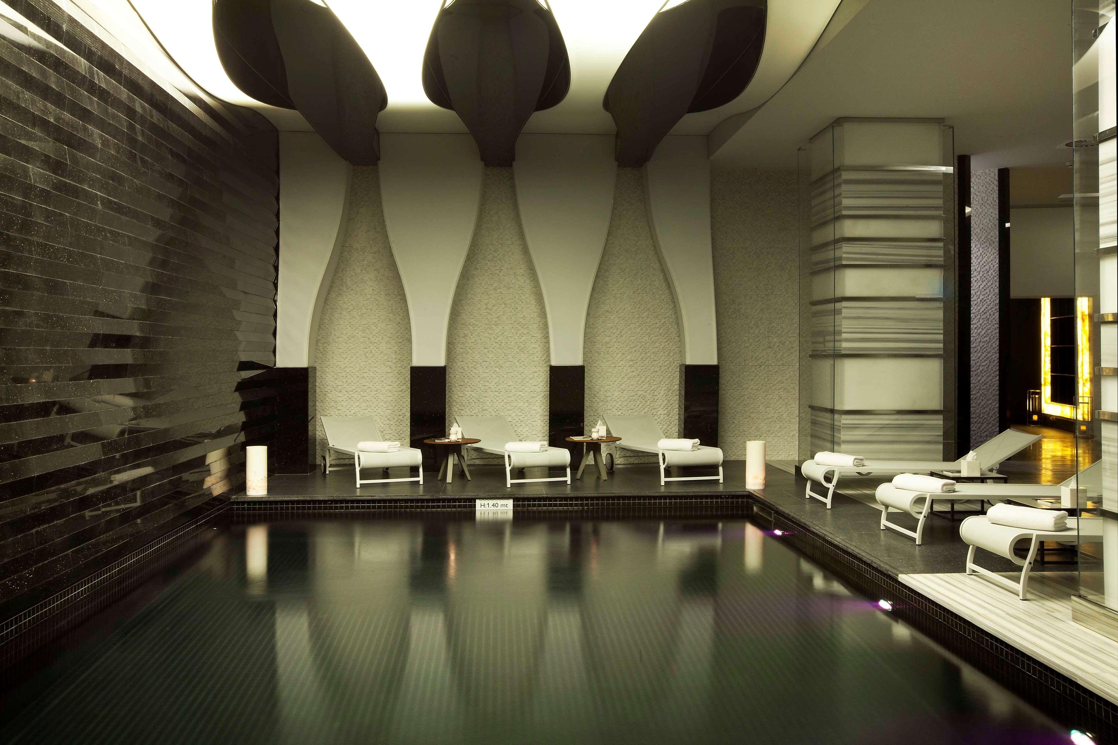 Radisson Blu Hotel Istanbul Pera Exterior foto The pool at the Mandarin Oriental, Munich