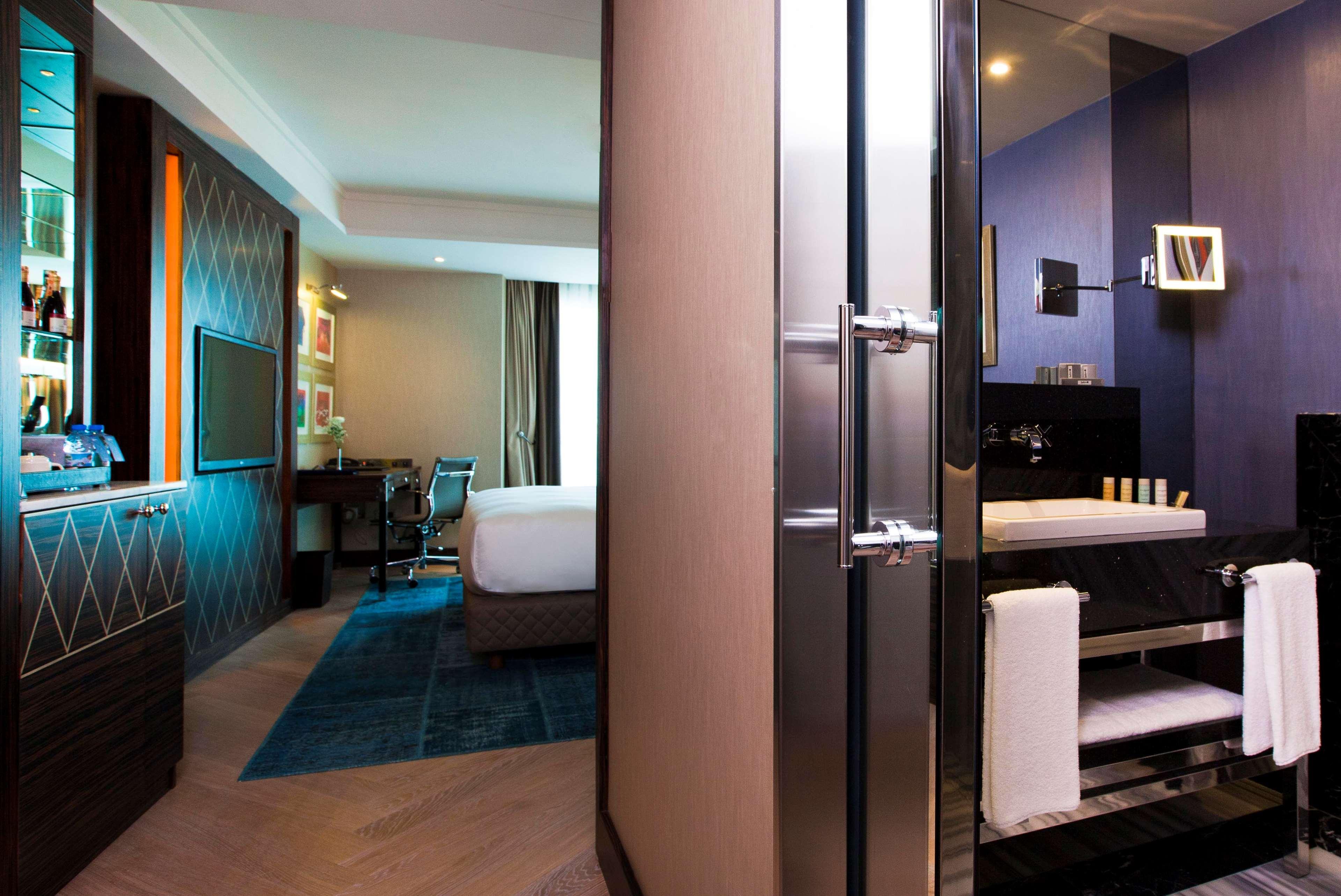 Radisson Blu Hotel Istanbul Pera Exterior foto A room at the hotel