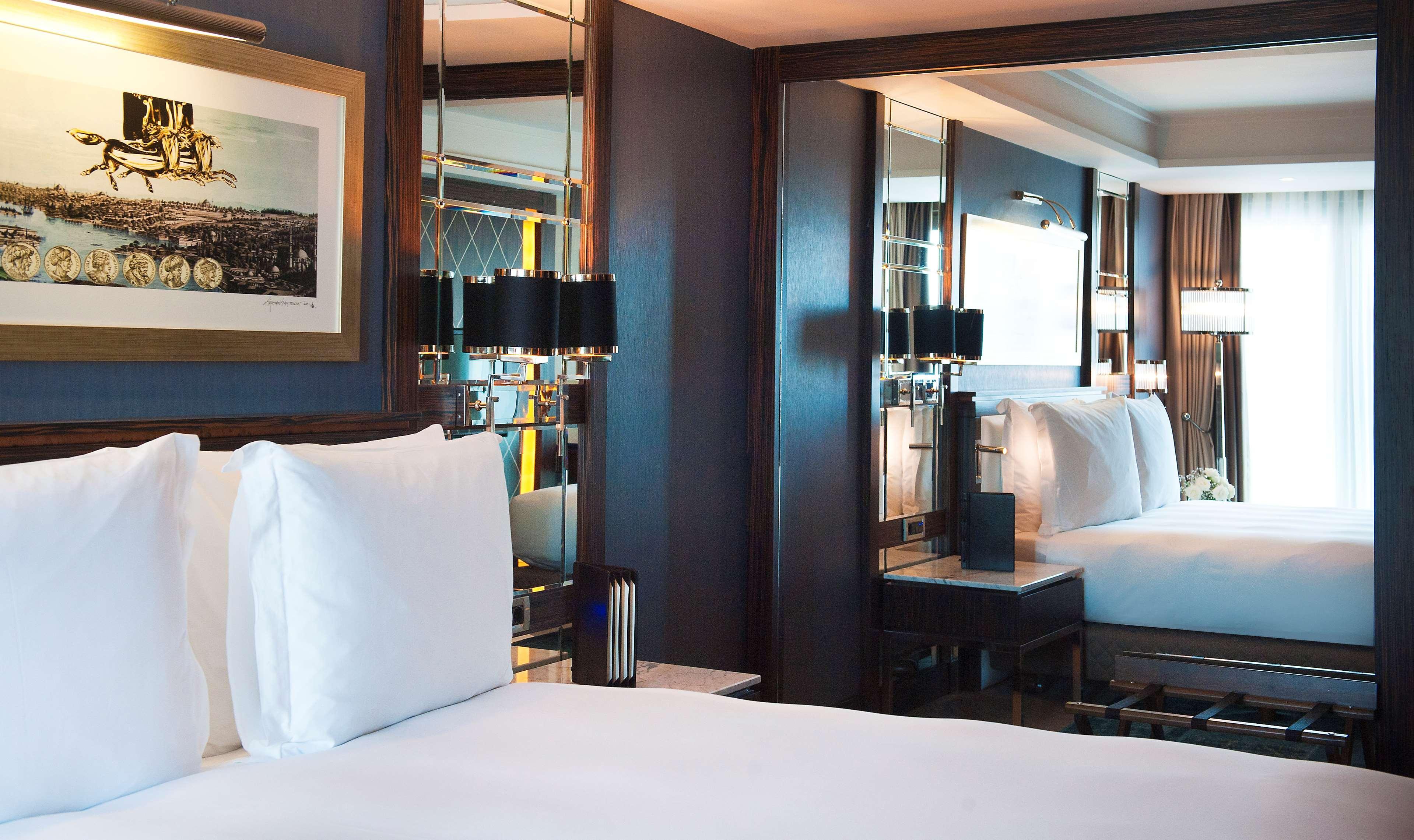 Radisson Blu Hotel Istanbul Pera Exterior foto A bedroom at the hotel