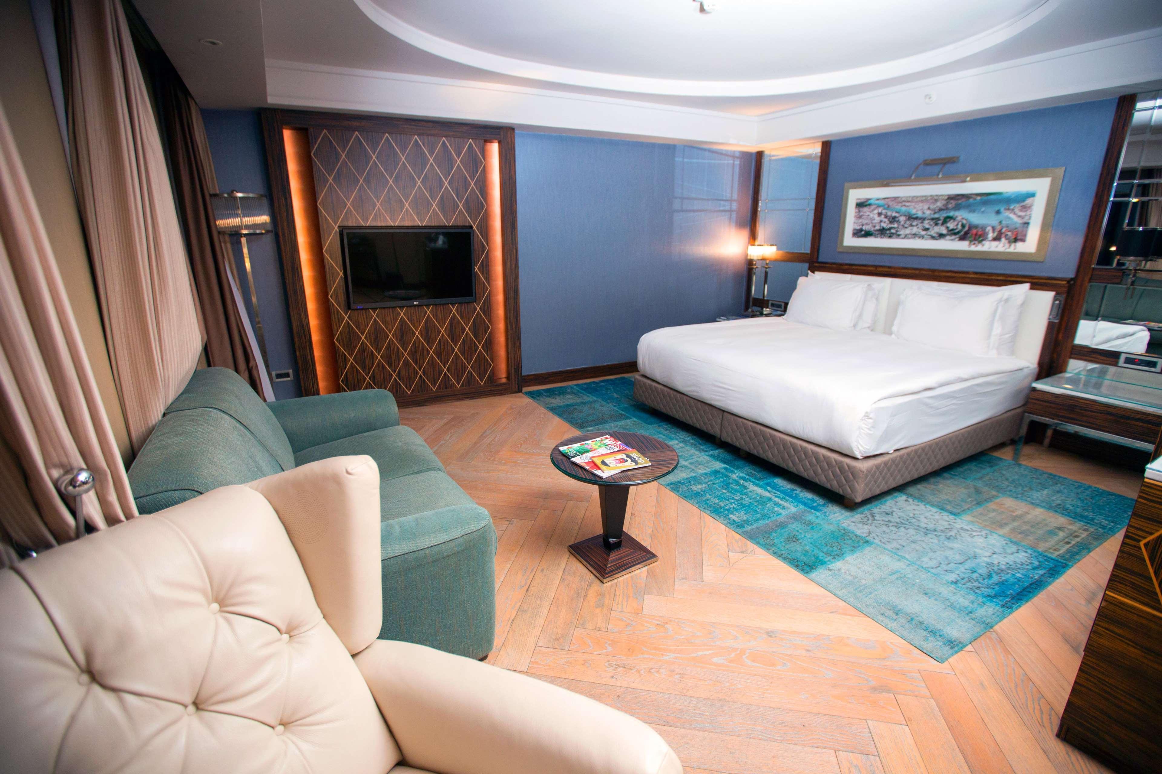 Radisson Blu Hotel Istanbul Pera Exterior foto A room at the hotel