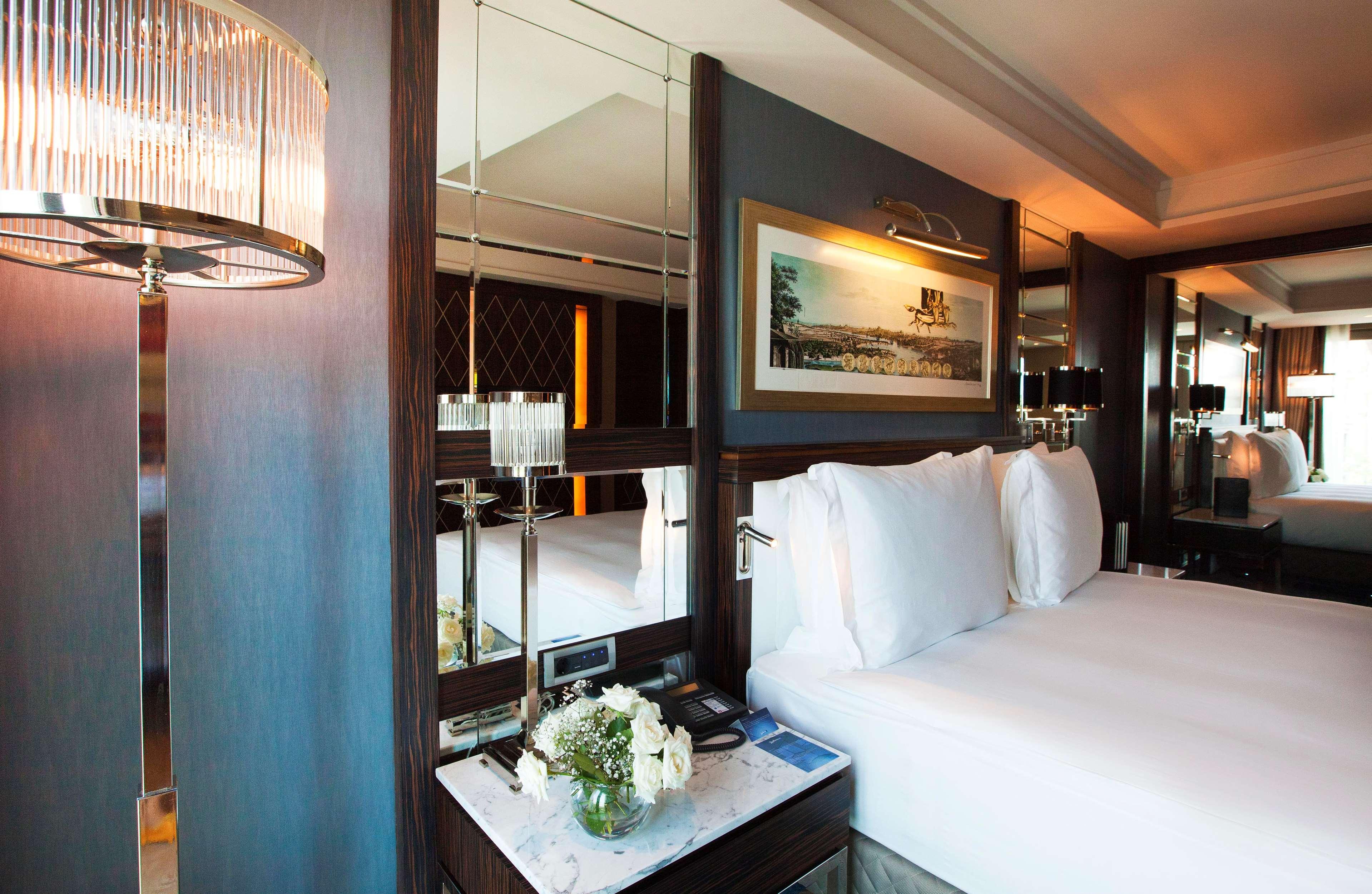 Radisson Blu Hotel Istanbul Pera Exterior foto A bedroom at the hotel