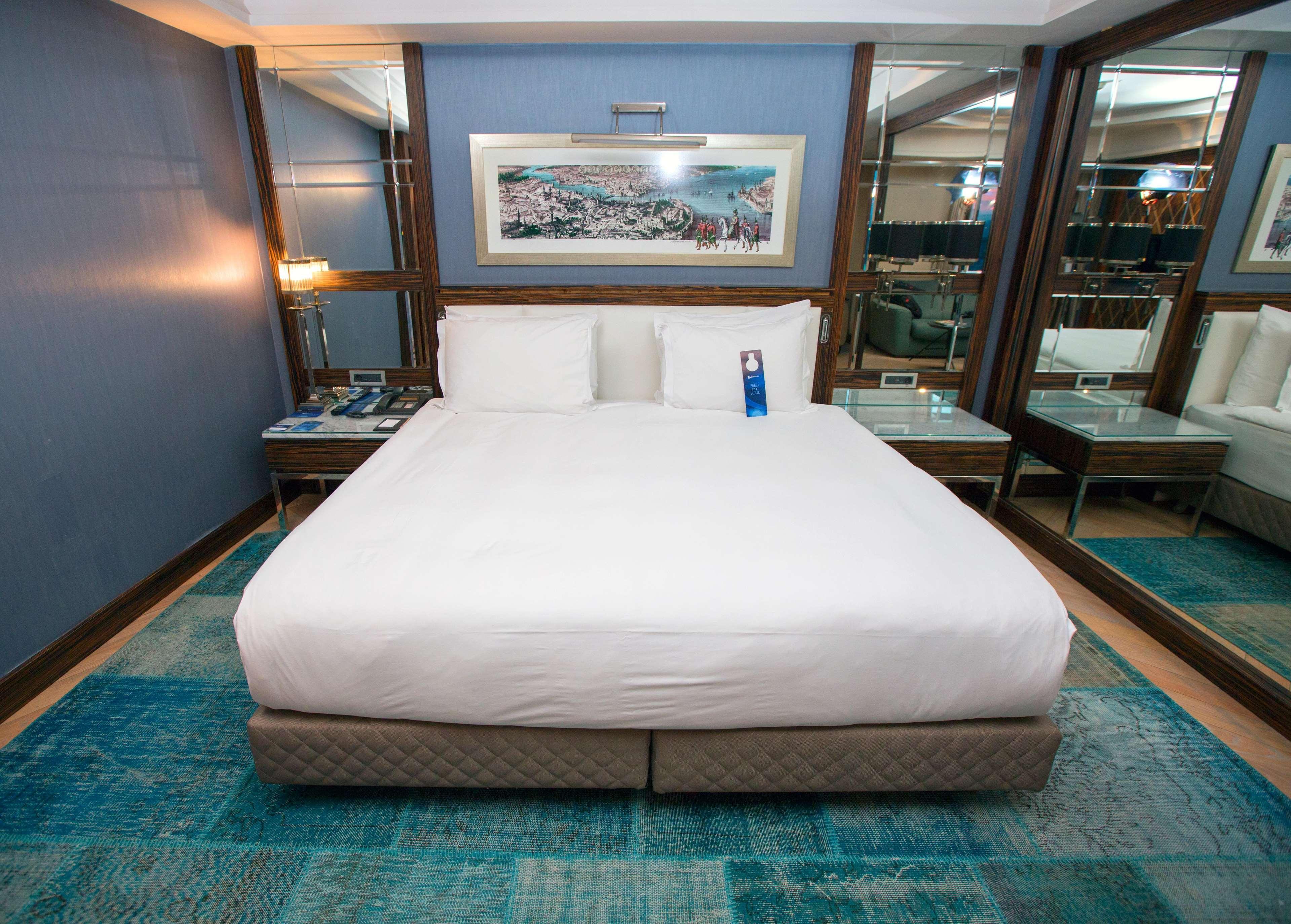 Radisson Blu Hotel Istanbul Pera Exterior foto A bedroom at the Hilton London Heathrow