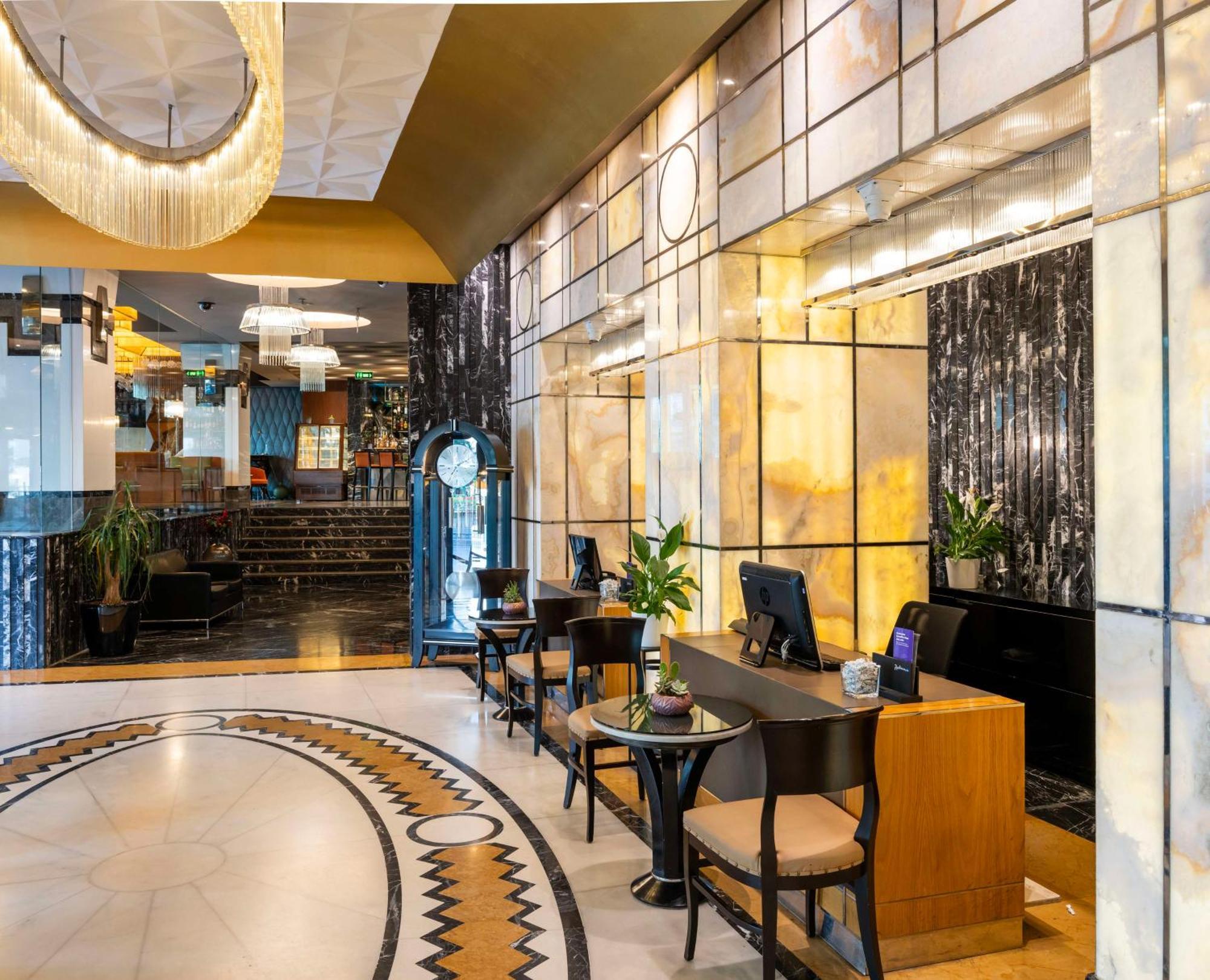 Radisson Blu Hotel Istanbul Pera Exterior foto The lobby of the hotel