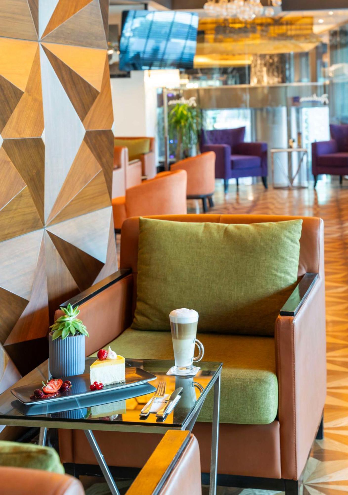 Radisson Blu Hotel Istanbul Pera Exterior foto The lounge at the airport