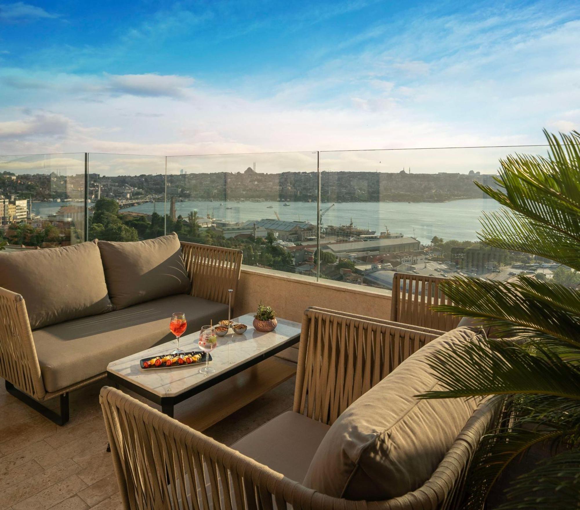 Radisson Blu Hotel Istanbul Pera Exterior foto View from the hotel