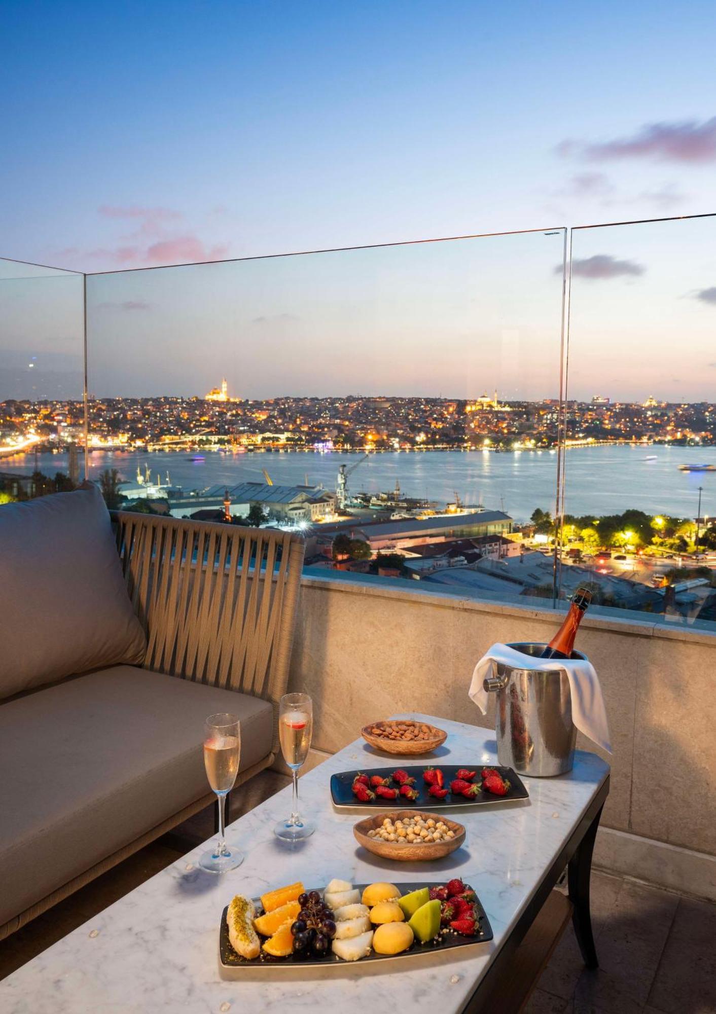 Radisson Blu Hotel Istanbul Pera Exterior foto View from the hotel