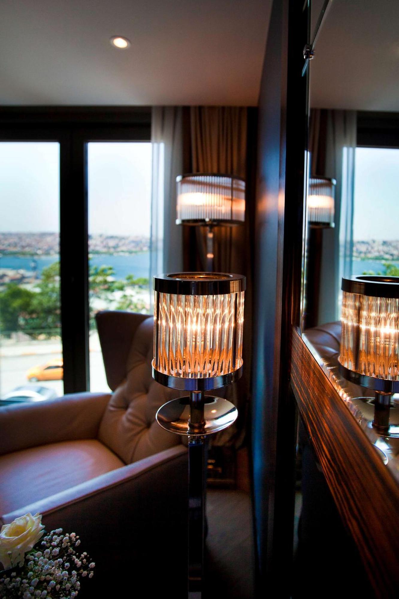 Radisson Blu Hotel Istanbul Pera Exterior foto The view from the hotel