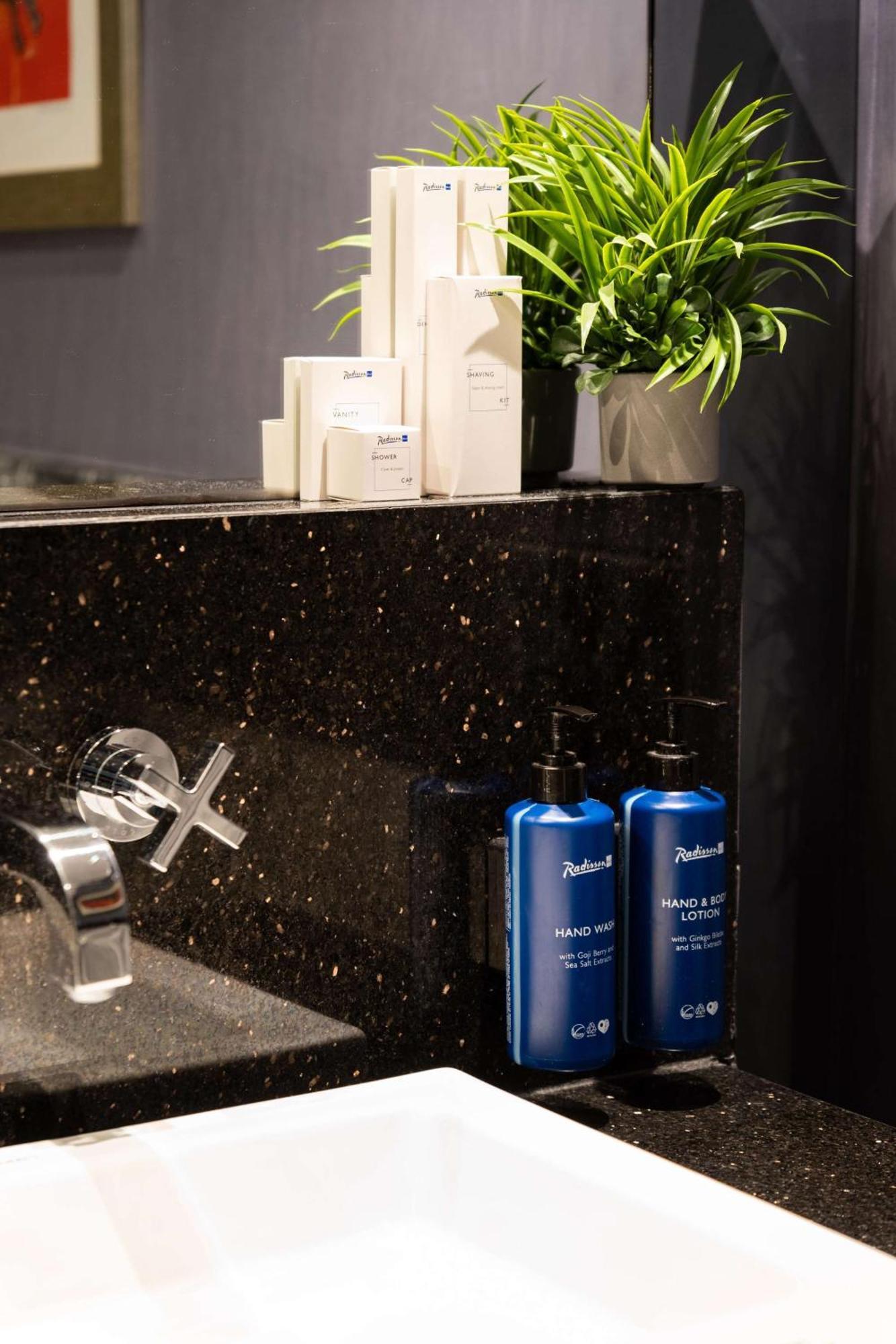 Radisson Blu Hotel Istanbul Pera Exterior foto The bathroom of a First Class seat