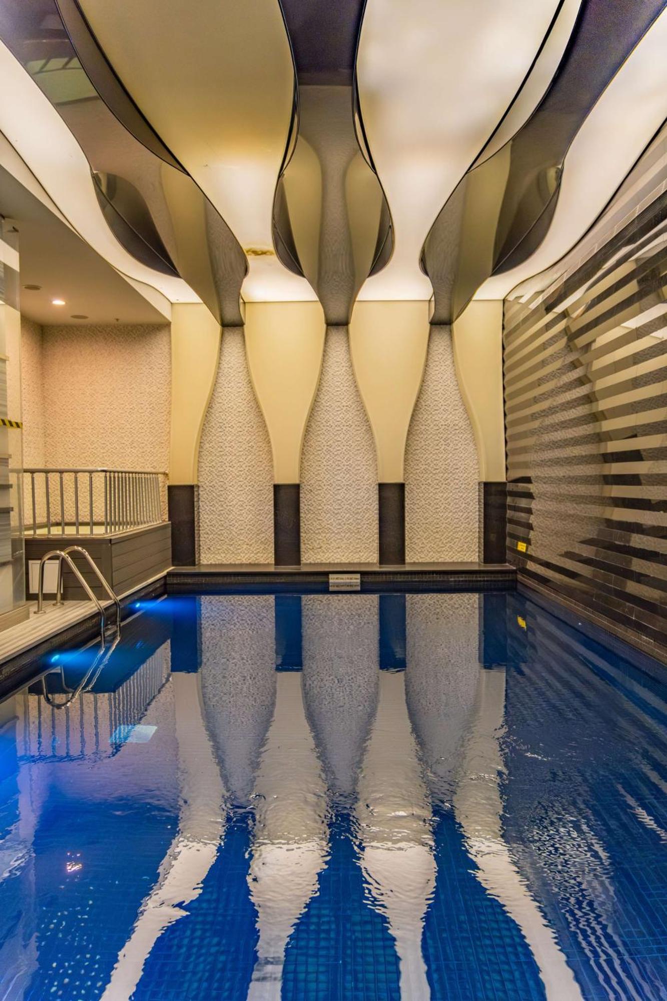 Radisson Blu Hotel Istanbul Pera Exterior foto The swimming pool at the hotel